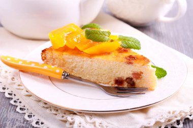 Cheesecake şeftali üstte ile dilim