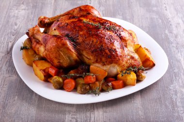 Kızartma tavuk ile brussel lahanası, havuç 