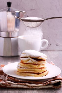 Krep ve krema şeker yığını 