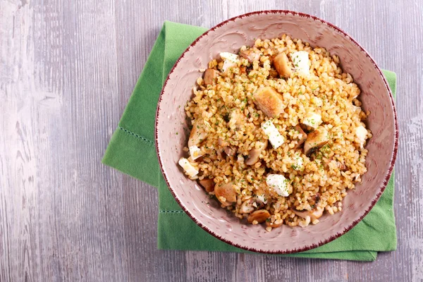 Bulgur com cogumelos e queijo — Fotografia de Stock