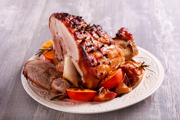 Jambon glacé aux pommes et aux oranges — Photo