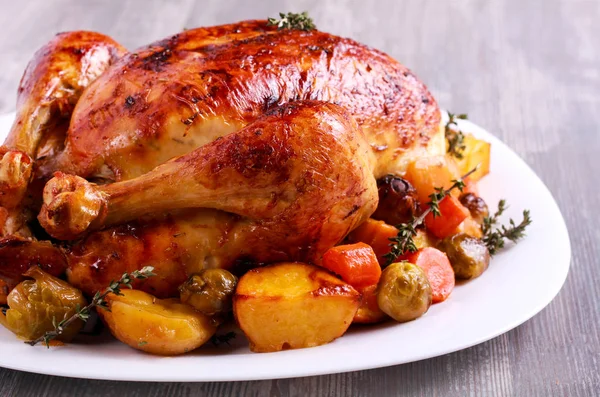 Pollo asado con coles de Bruselas —  Fotos de Stock