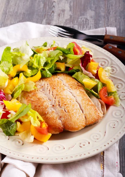 Fried white fish and salad — Stock Photo, Image