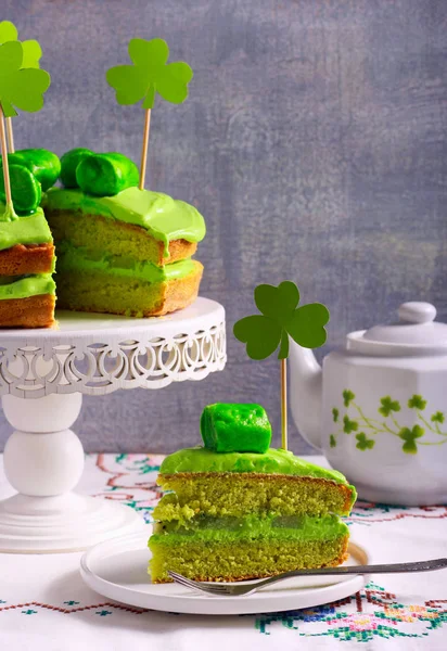 Green sandwich cake with cream and kiwi — Stock Photo, Image