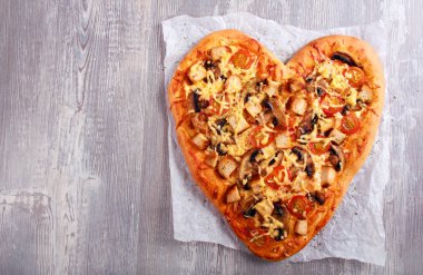 Tavuk ve mantar pizza kalp şeklinde 