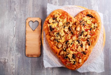 Tavuk ve mantar pizza kalp şeklinde 