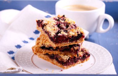 Yaban mersinli kek Tepesi ve kahve çubuklarıyla