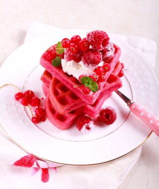 Kırmızı kadife waffle çilek ile