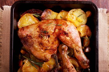 Otlu tavuk ve patates traybake 