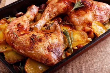 Otlu tavuk ve patates traybake 
