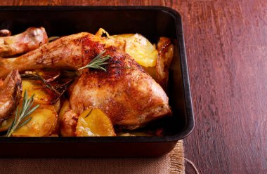 Otlu tavuk ve patates traybake 