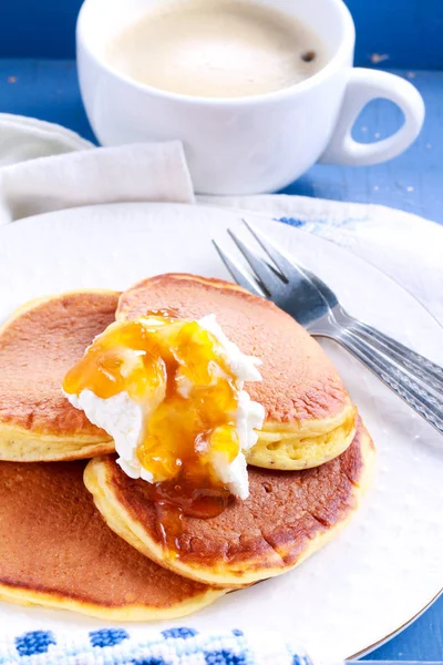 Pancakes with cream and marmalade — Stock Photo, Image