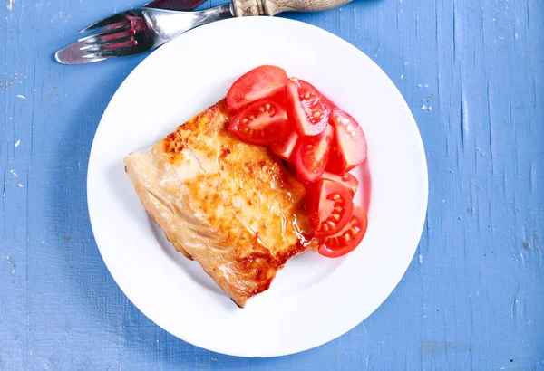 Filete de carpa frita y tomates — Foto de Stock