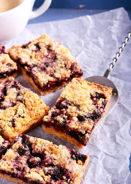 Berry bars met crumble topping — Stockfoto