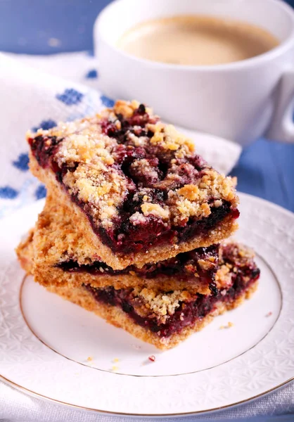 Barres de bleuets avec garniture crumble et tasse de café — Photo