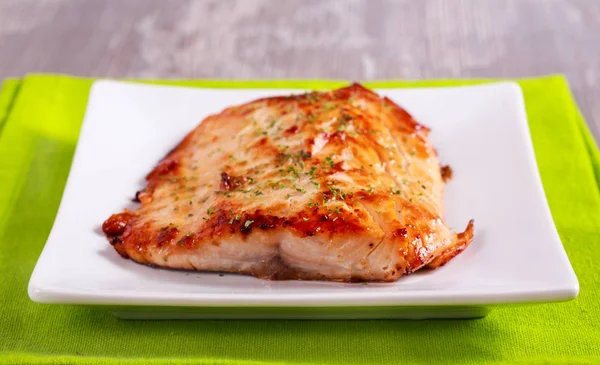 Жареное филе белой рыбы на тарелке — стоковое фото