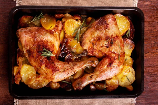 Herby pollo y patata traybake — Foto de Stock