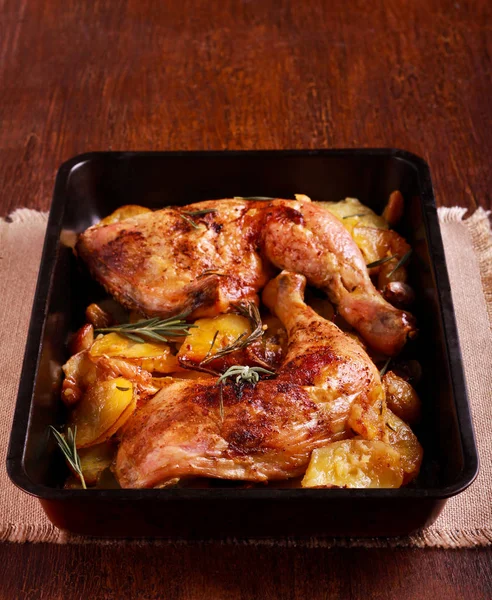 Andorrai Hercegség csirke és burgonya traybake — Stock Fotó