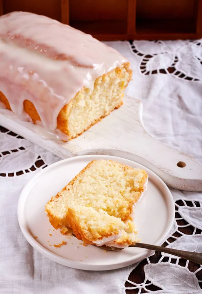 Vegan lemon cake with icing — Stock Photo, Image