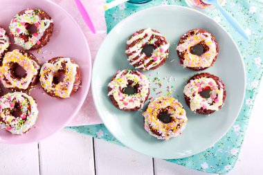 Beyaz çikolata parçalı ile pirinç pop çörek 