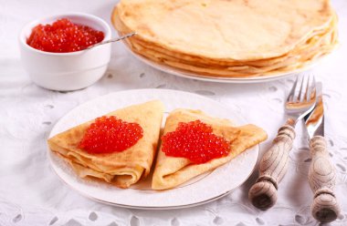 İnce krep kırmızı havyar ile