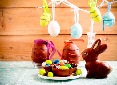 Çikolata yumurta ve tatlılar Paskalya kompozisyonu 