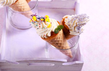 Sprinkles ile dondurma koni cupcakes 