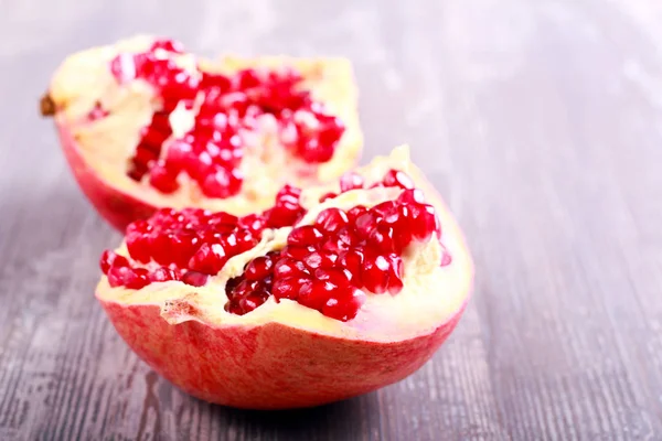 Granatapfel über Holzgrund, — Stockfoto