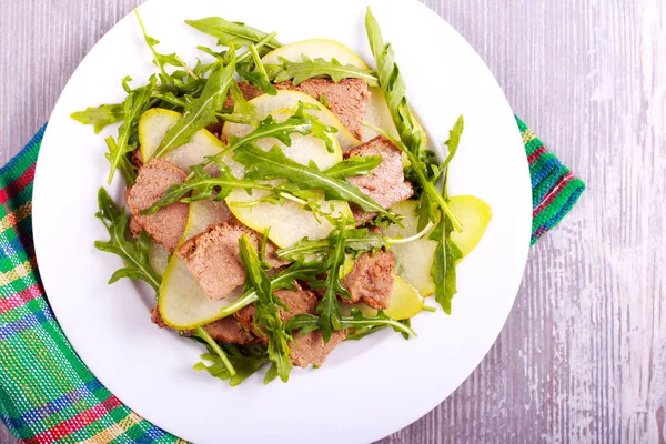 Liver, pear and rocket salad — Stock Photo, Image