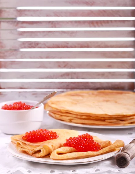 Frittelle sottili con caviale rosso — Foto Stock