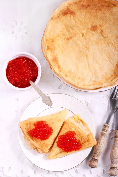 Frittelle sottili con caviale rosso — Foto Stock