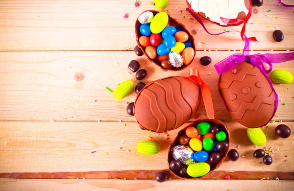 Påsk komposition med chokladägg och godis — Stockfoto