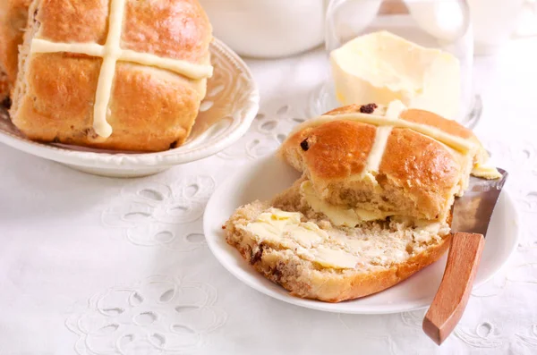 Bollos cruzados calientes - Pastel de Pascua servido — Foto de Stock