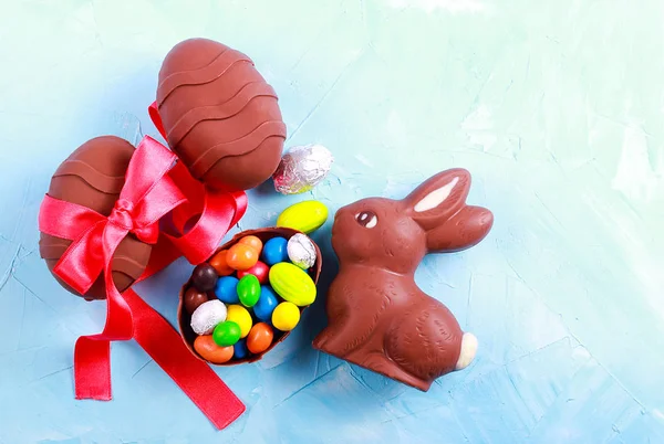 Påsk sammansättning, chokladägg och hare — Stockfoto