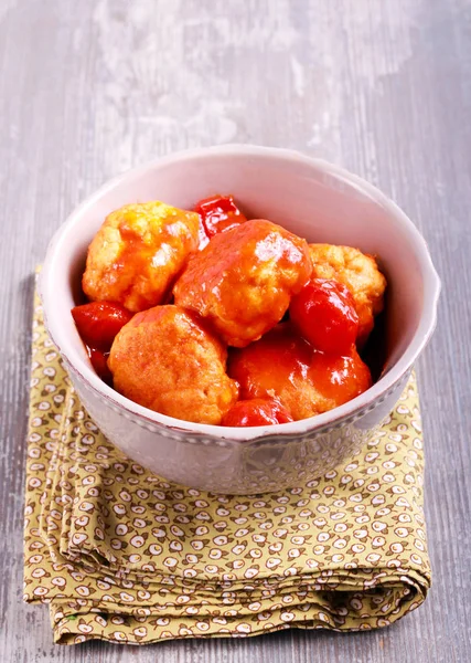 Kip gehaktballetjes in tomatensaus — Stockfoto