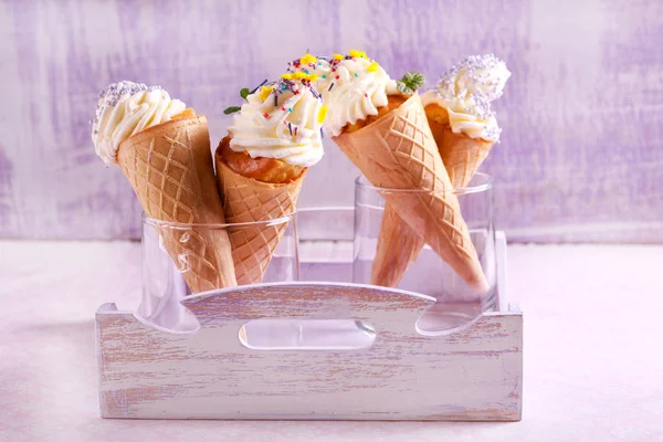 Cupcake cono gelato con spruzzi — Foto Stock