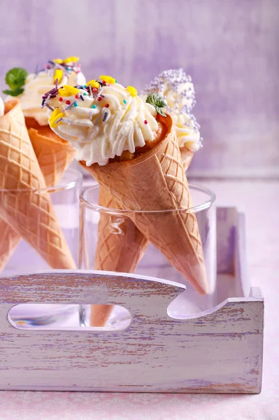 Ice cream cone cupcakes with sprinkles — Stock Photo, Image