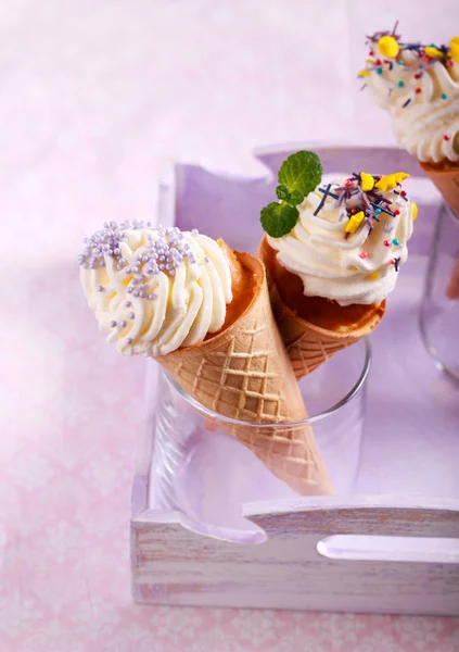 Cupcakes de helado con espolvoreos — Foto de Stock