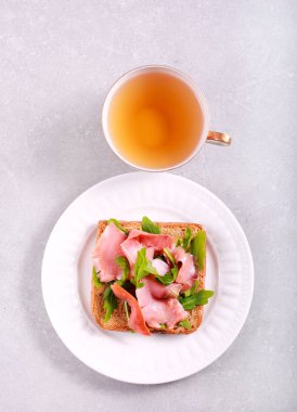 Pembe somon ve roket 