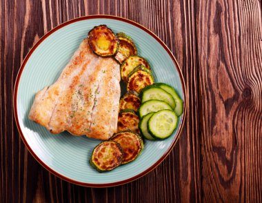 Kızarmış beyaz balık filetosu ve sebzeler (kabak ve salatalık) 