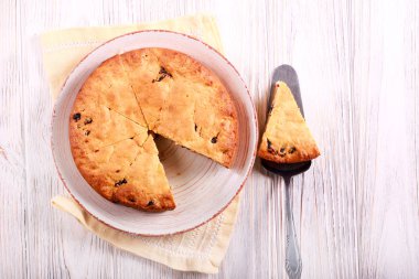 Kuru Barbunya kek, tabağa dilimlenmiş