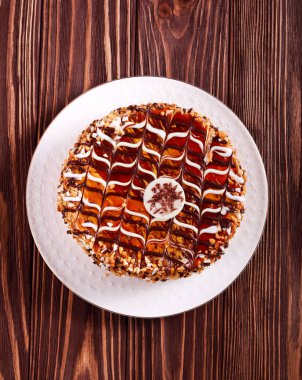 Karamel ve somun kek, plaka üzerinde 