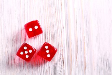 üç kırmızı dices 