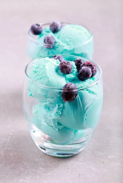 Cuillères à crème glacée bleue servies — Photo