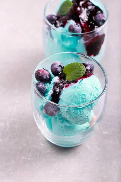 Blaue Eiskugeln serviert — Stockfoto