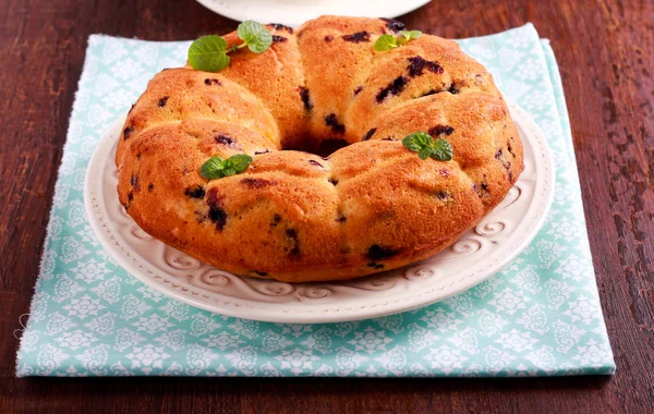 Blueberry and lemon ring cake, sliced — Stock Photo, Image