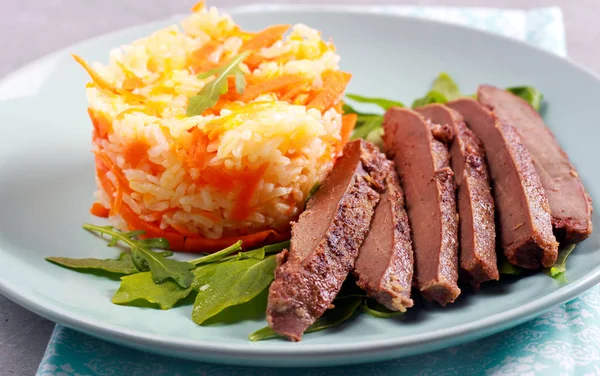 Hígado frito y arroz con zanahoria servido —  Fotos de Stock