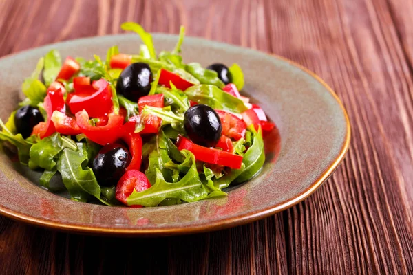 Ensalada de rúcula, pimienta y aceituna — Foto de Stock