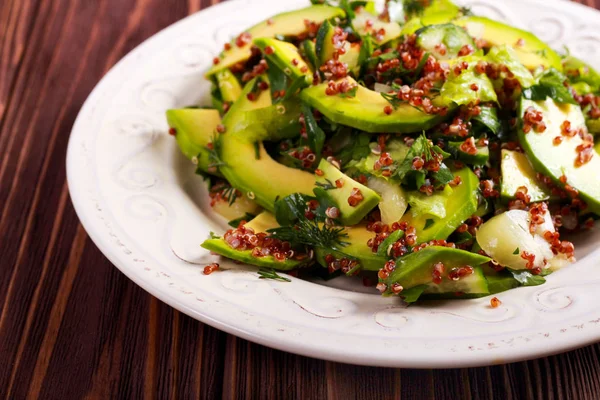 Quinoa en avocado salade geserveerd — Stockfoto