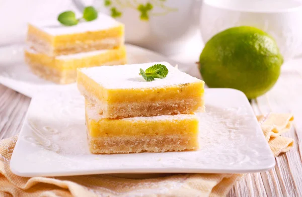 Lime cooler bars with icing sugar — Stock Photo, Image